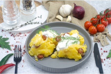 mamaliguta cu branza, smantana si carnati