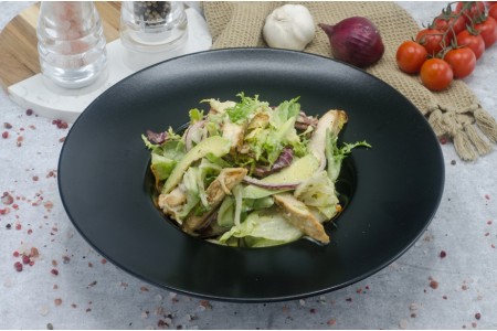 Salata cu pui, bacon si avocado